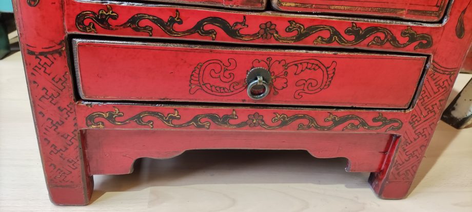Chevet chinois rouge et noir à motifs.